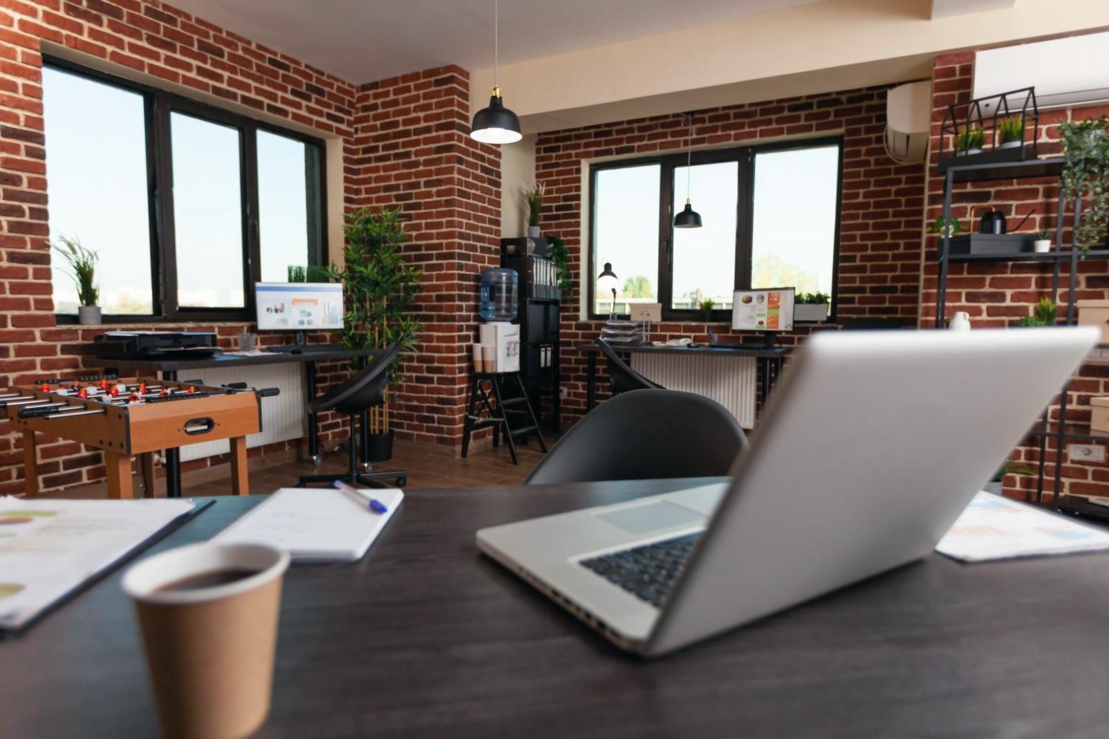 Das Sileoulexa-Team bei der Arbeit an mobilen SEO-Kursinhalten