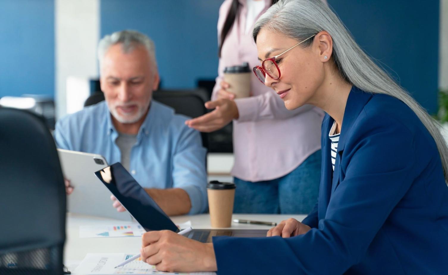 Lernende arbeiten mit Mobile SEO Inhalten